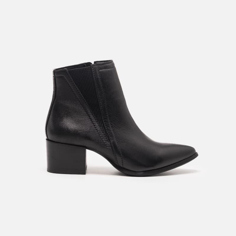 BOTA EM COURO PRETO