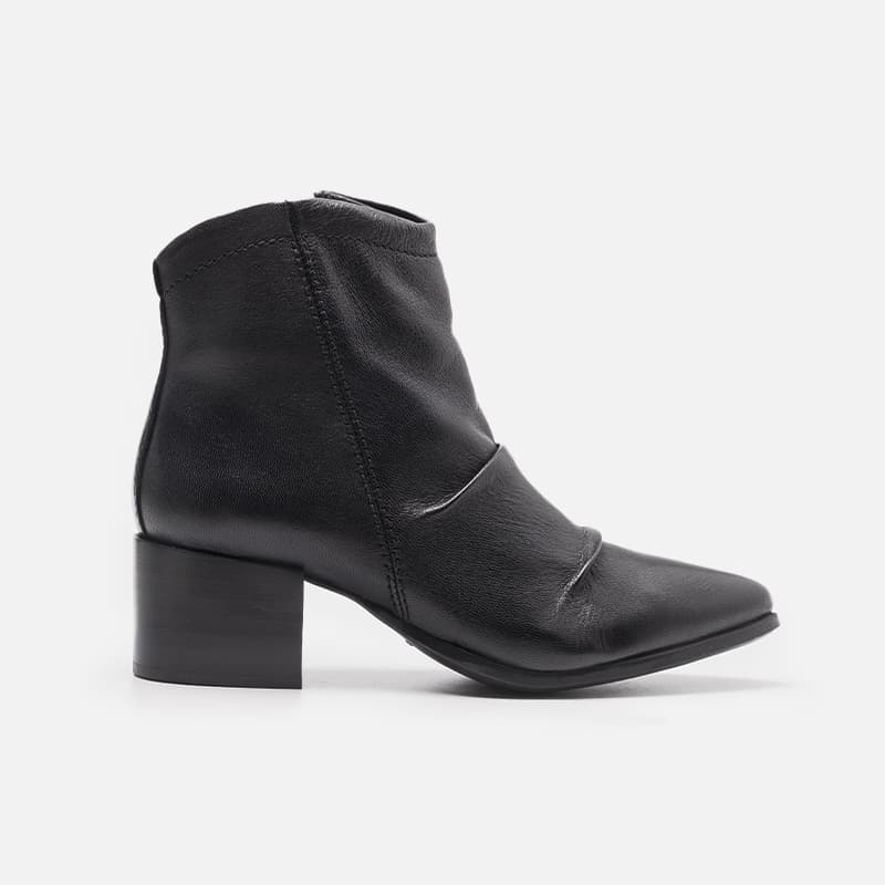 BOTA EM COURO PRETO