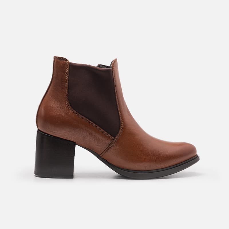 BOTA EM COURO CARAMELO