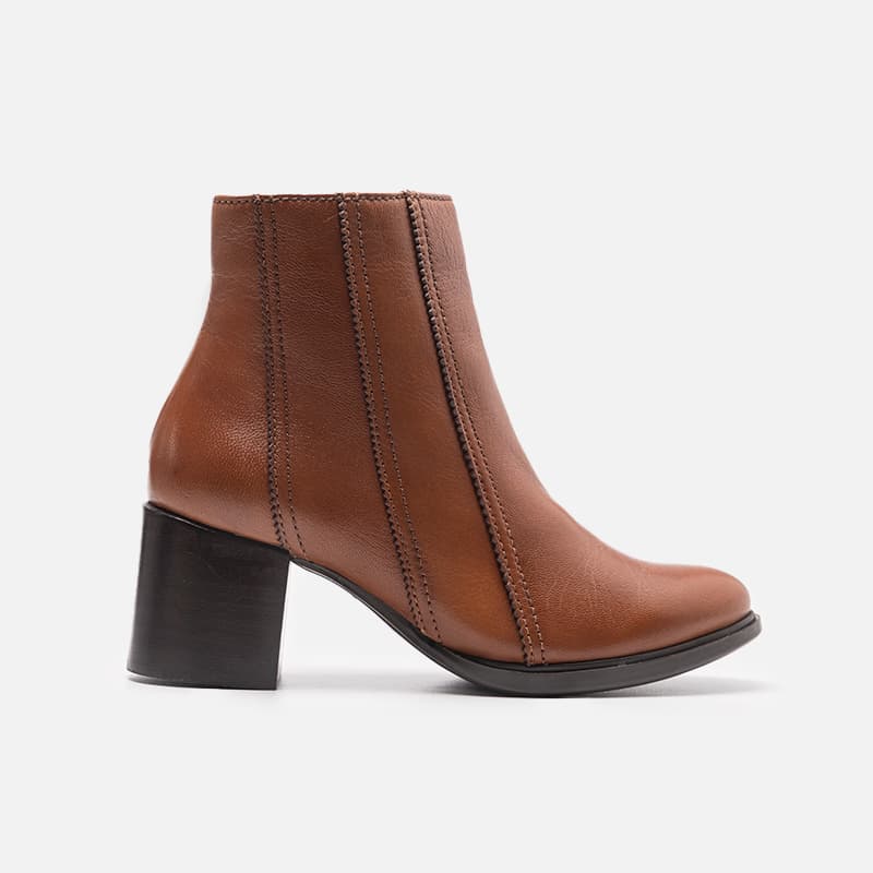 BOTA EM COURO CARAMELO