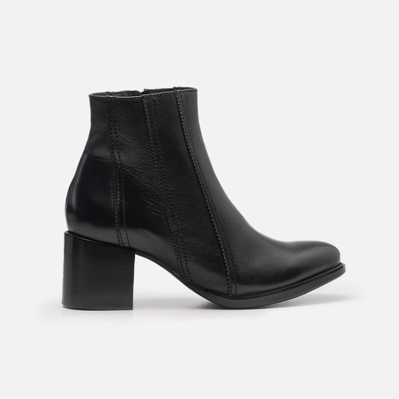 BOTA EM COURO PRETO