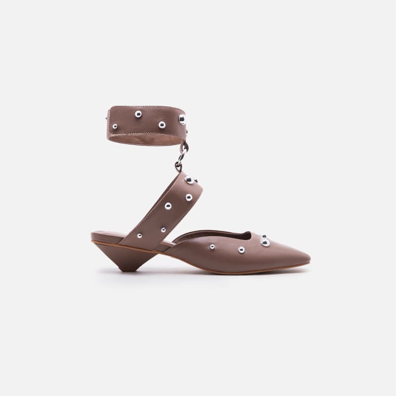 SAPATO EM COURO MARROM