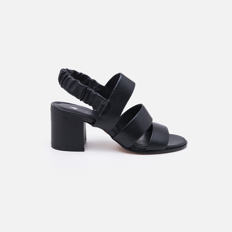 SANDALIA EM COURO PRETO