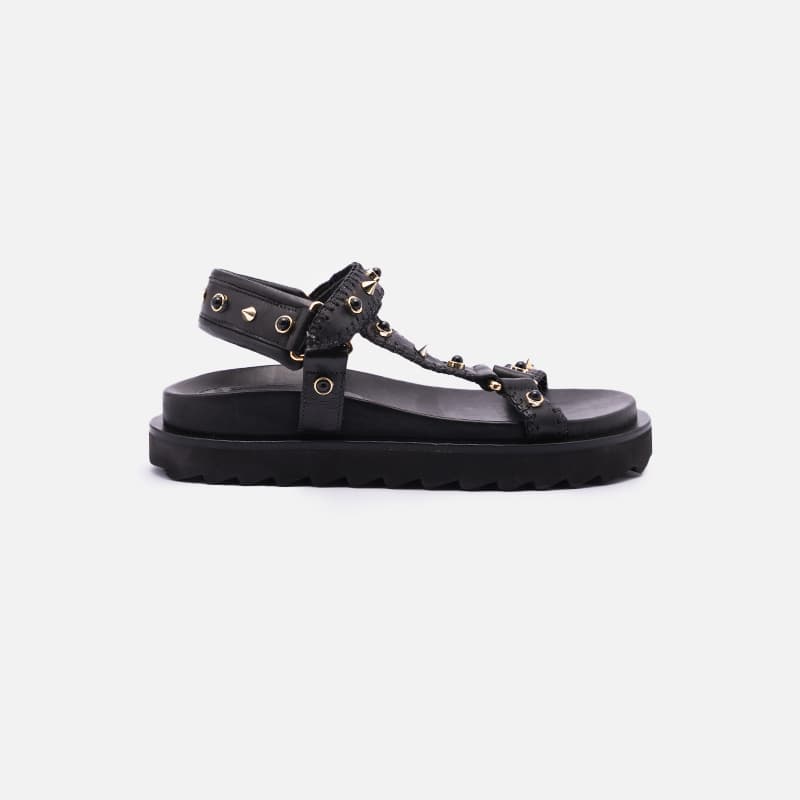 SANDALIA EM COURO COM SPIKE PRETO