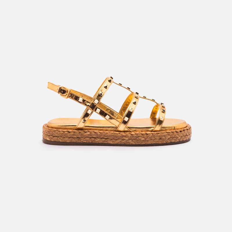 SANDALIA EM CORDA COM STUDS OURO