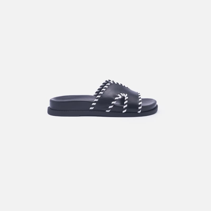 FLAT EM COURO PRETO E BRANCO