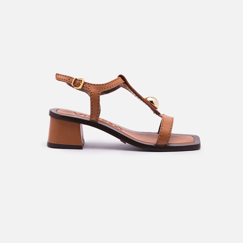 SANDALIA EM COURO COM ADORNO DOURADO CASTANHA