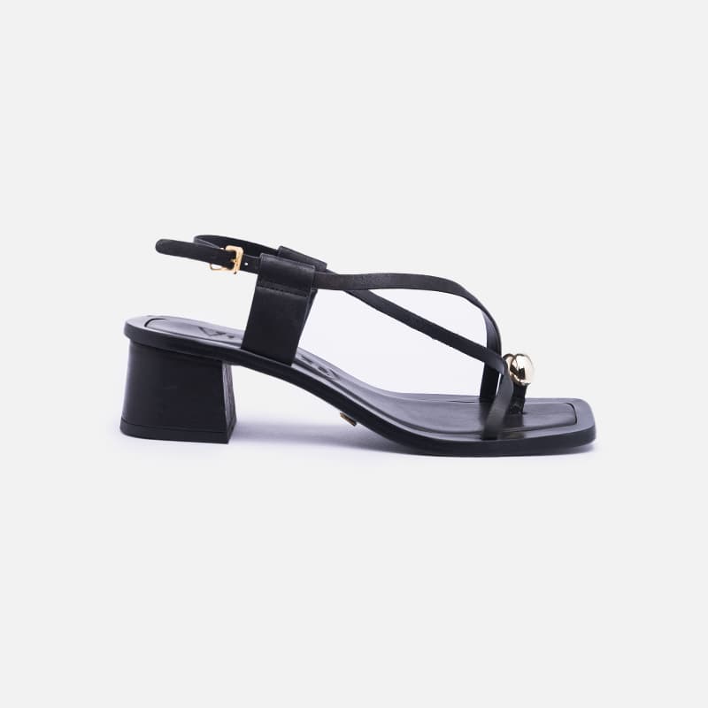 SANDALIA EM COURO PRETO