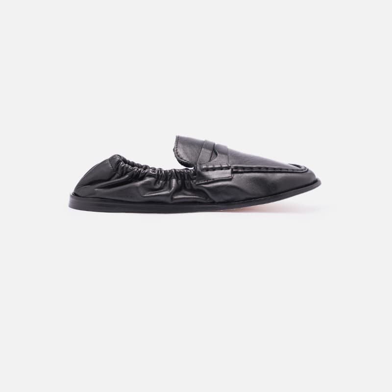 SAPATO EM COURO PRETO