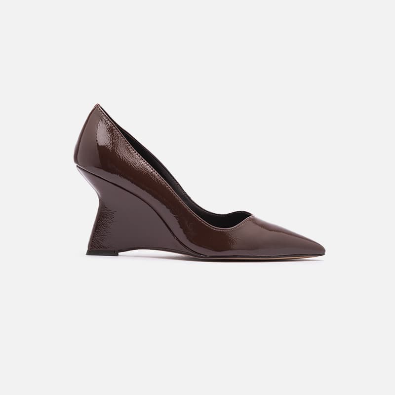 SCARPIN ANABELA EM COURO VERNIZ CAFE