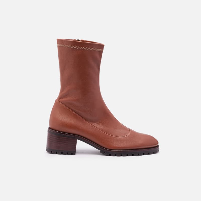 BOTA EM COURO CONHAQUE