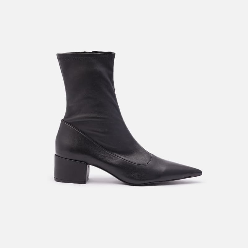 BOTA EM COURO PRETO