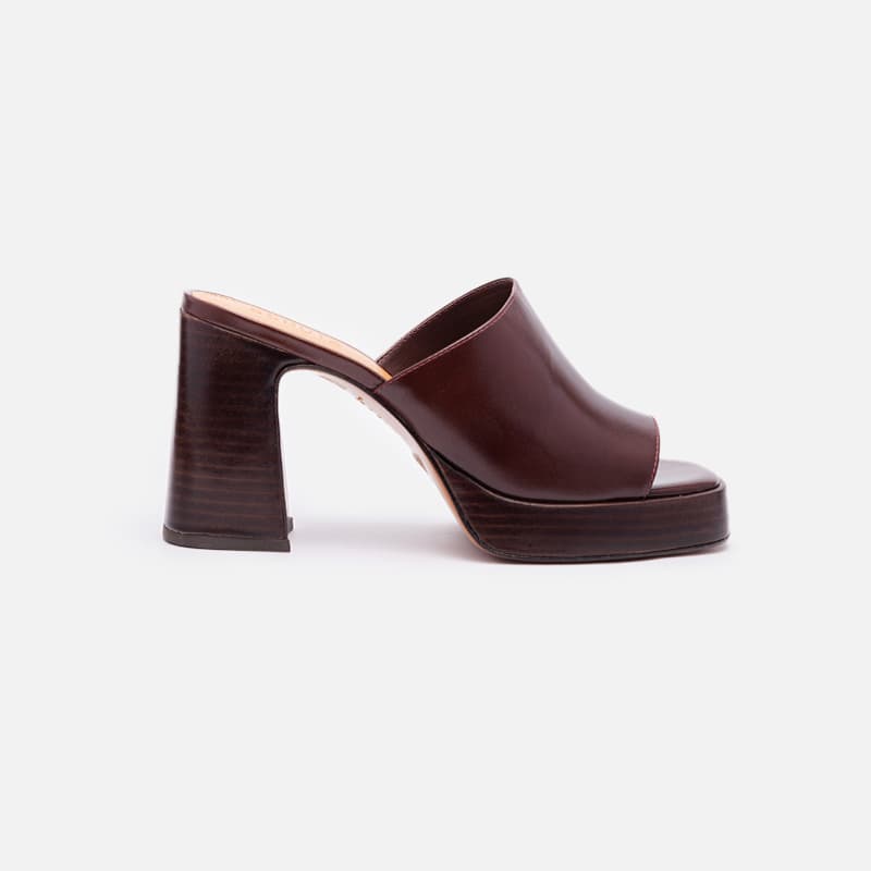 MULE EM COURO MARROM