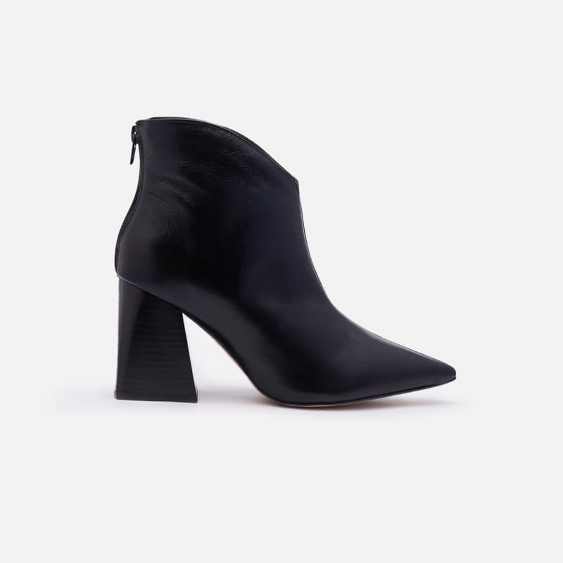 BOTA EM COURO PRETO