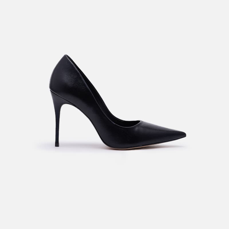 SCARPIN EM COURO PRETO