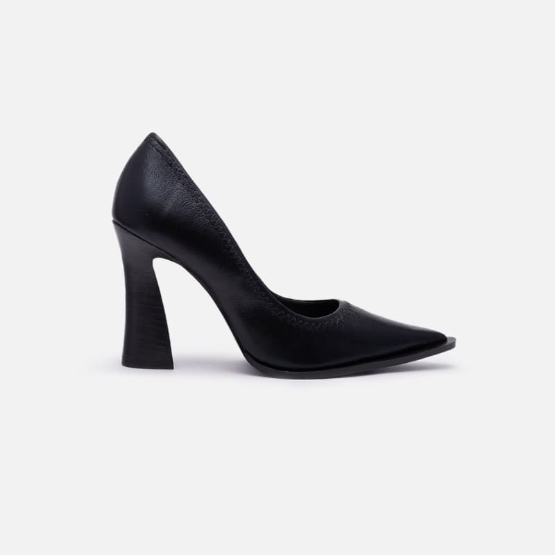 SCARPIN EM COURO PRETO