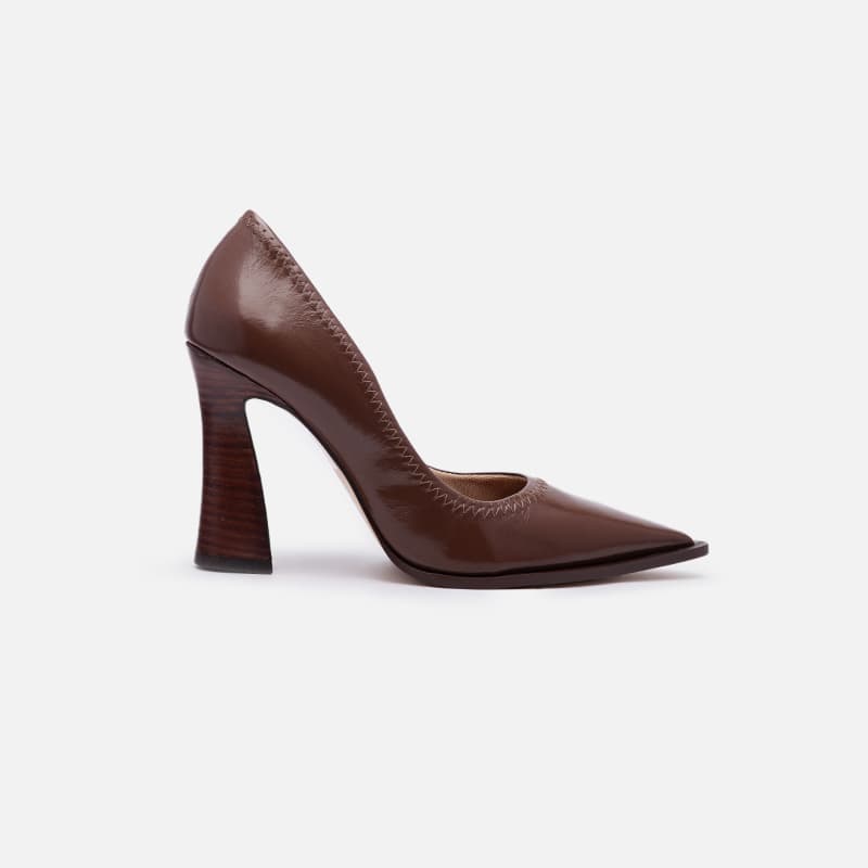 SCARPIN EM COURO MARROM
